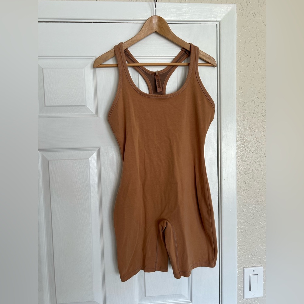 Skims Outdoor Mid Thigh Bodysuit - Tigers Eye
